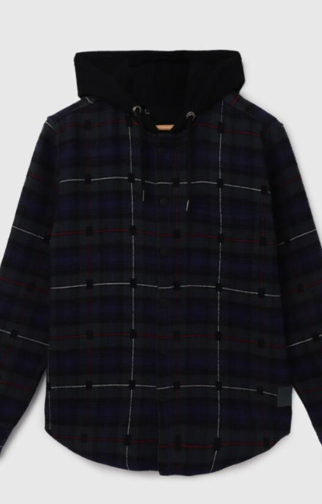 Men can choose lightweight flannel shirts in breathable fabrics. Women can opt for flannel dresses in loose-fitting styles to allow airflow