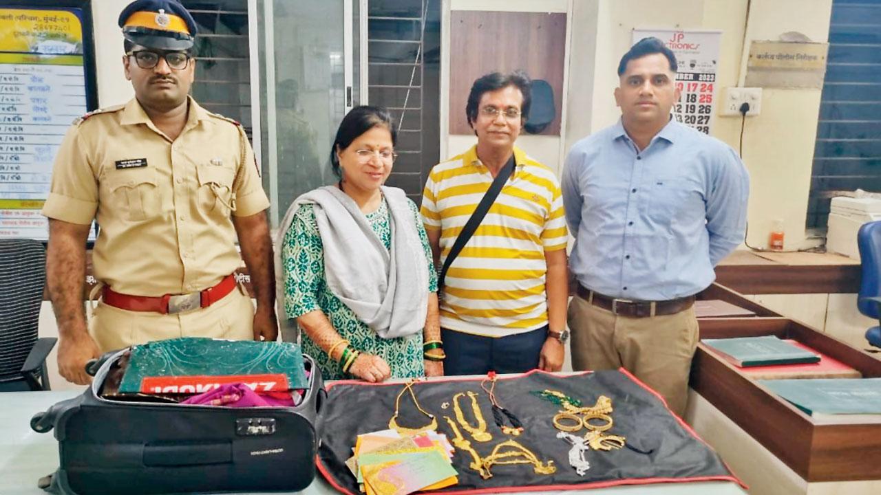 Mumbai: Cops recover elderly couple’s bag of jewellery in 30 mins