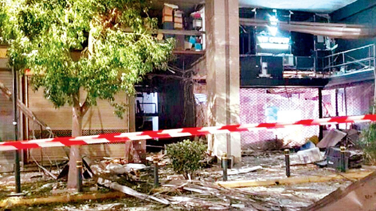 Bomb blast damages area near largest Greek port