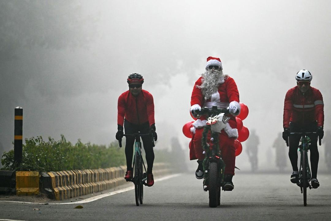 Cold wave tightens grip on north India, Delhi shivers in dense fog