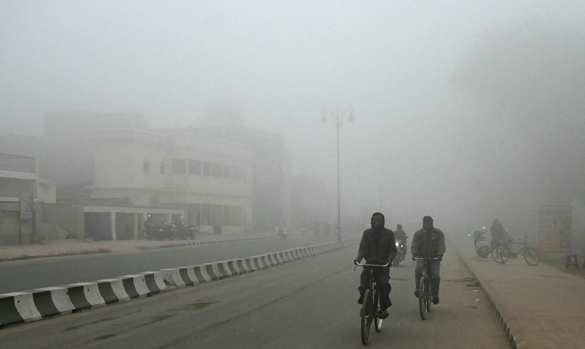 Delhi records minimum temp of 8.4 deg Celsius, dense fog delays trains