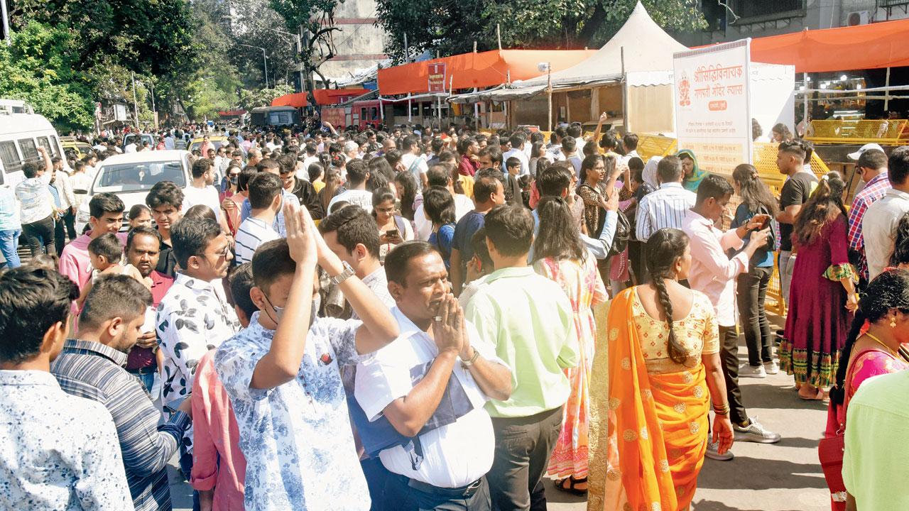 A crowd of devotees outside Siddhivinayak temple. File Pic/Sameer Markande