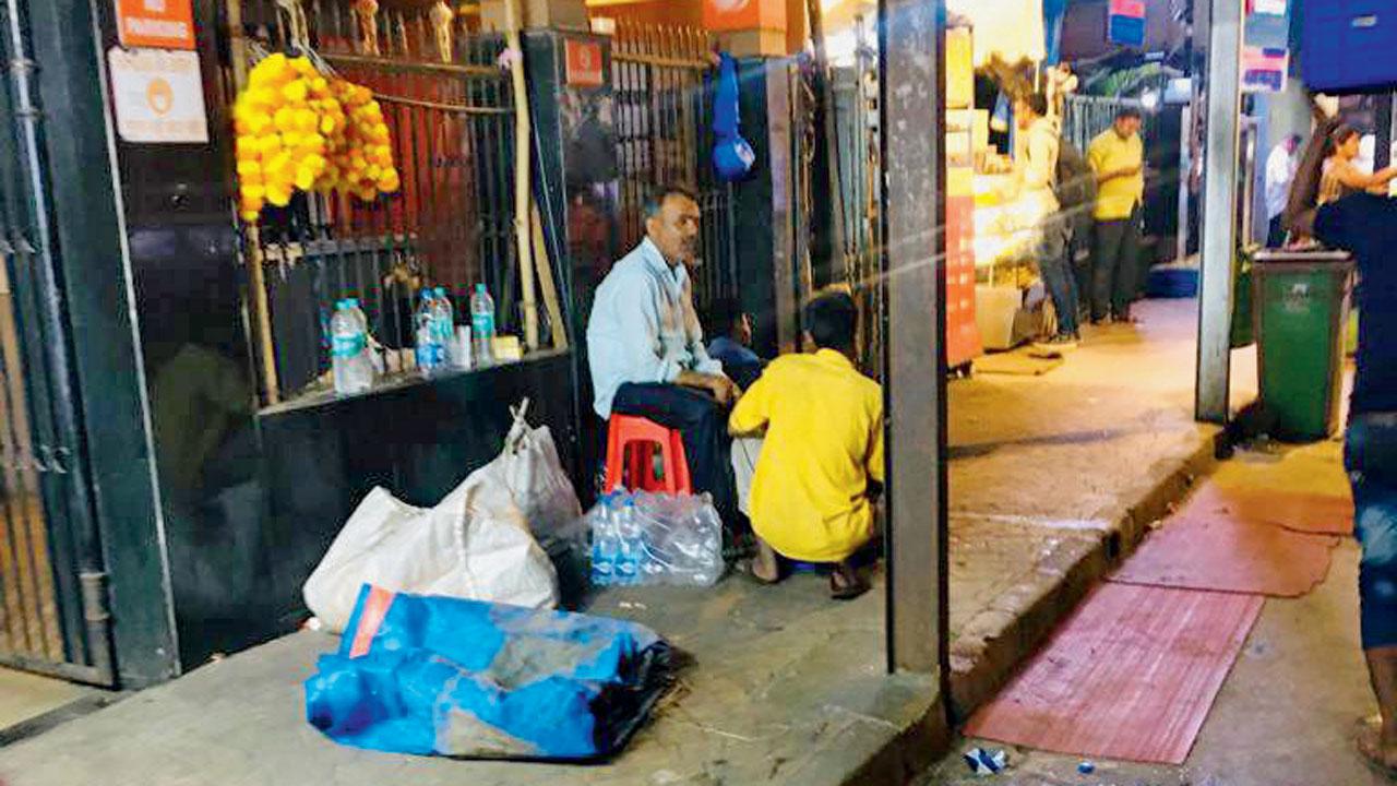 The illegal stalls that once stood on the premises of Siddhivinayak temple in Dadar. Pics/Shirish Vaktania