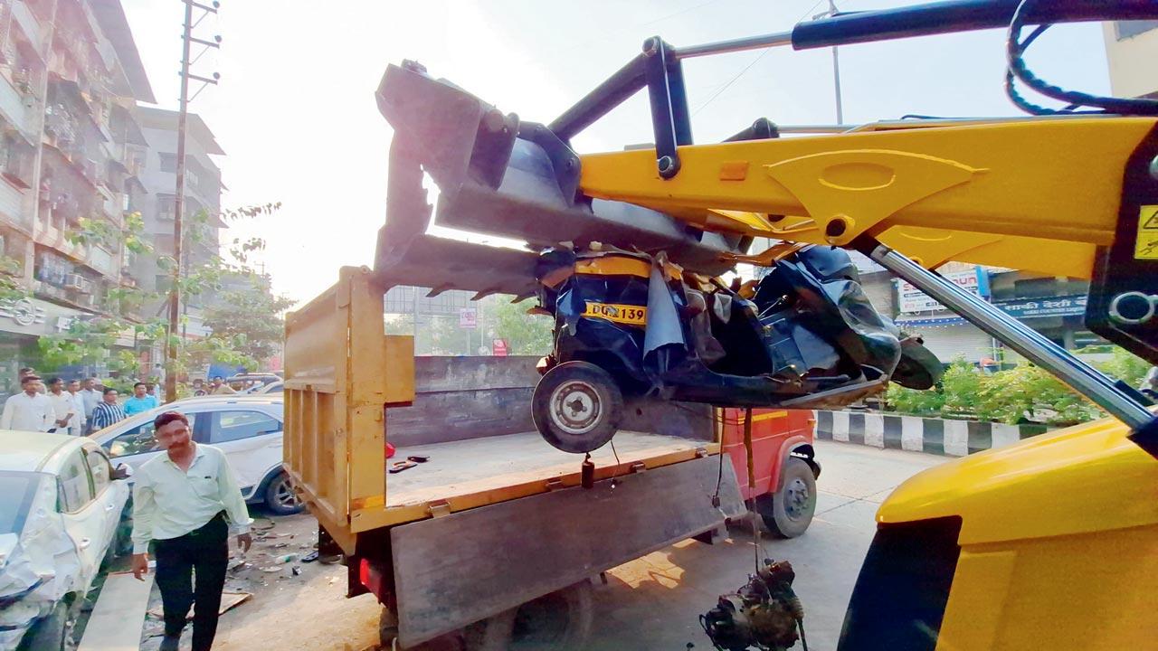 The rickshaw driver and two passengers were killed due to the collision. Pic/Navneet Barhate