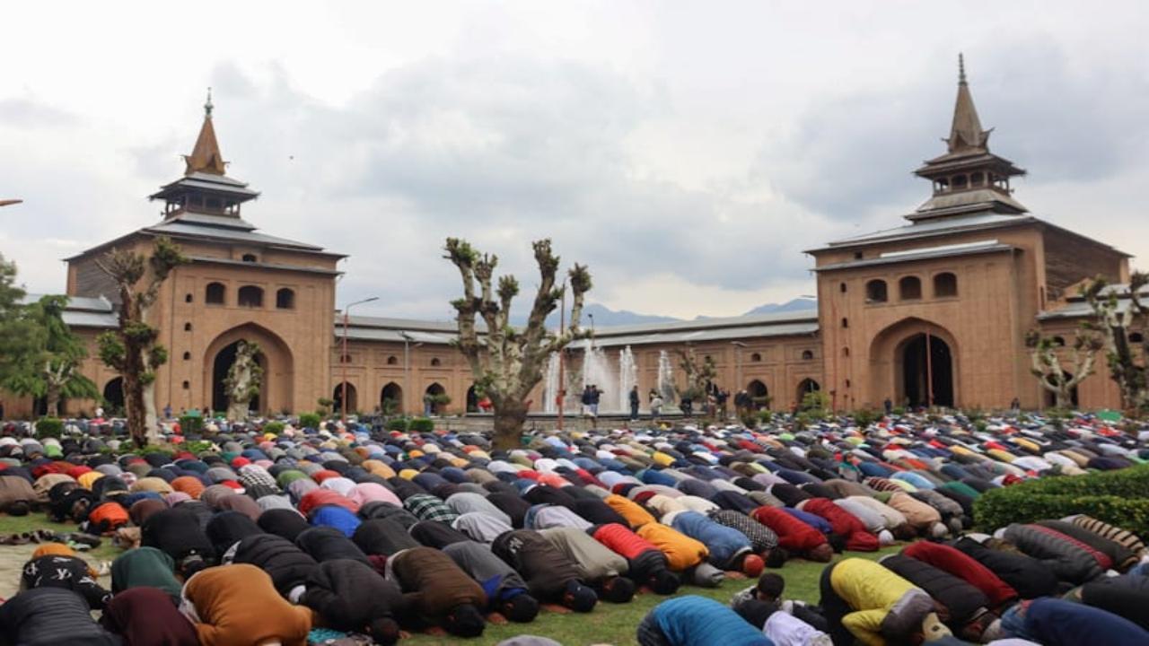 Jammu and Kashmir: Friday prayers allowed at Jamia Masjid in Srinagar after 10 weeks