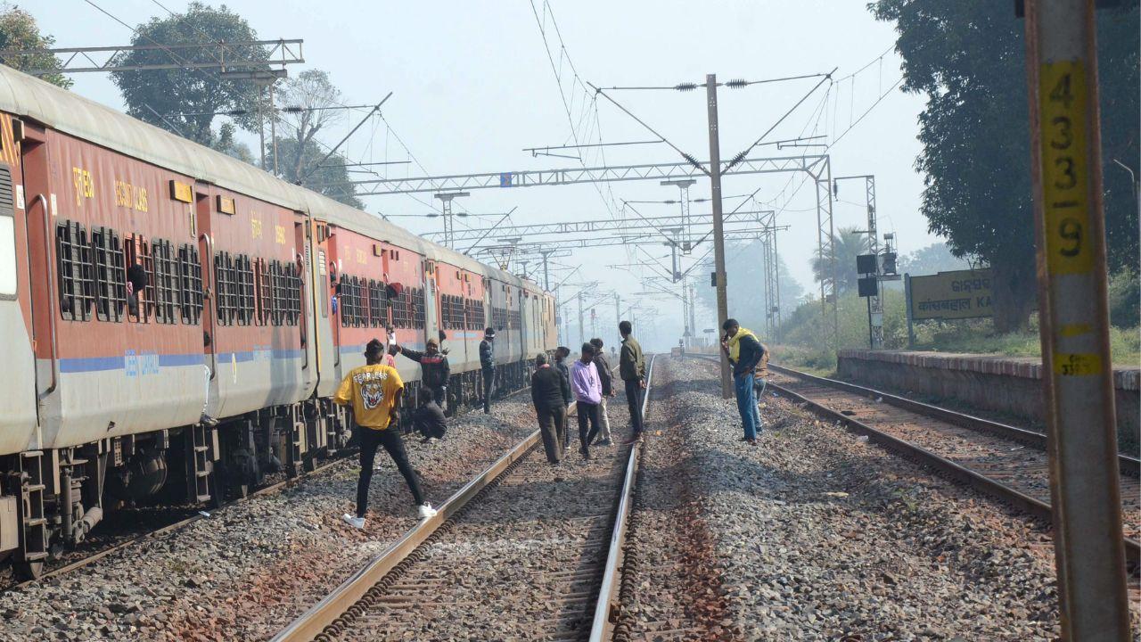 Jharkhand: Maoists blow up railway tracks in West Singhbhum, 13 trains cancelled