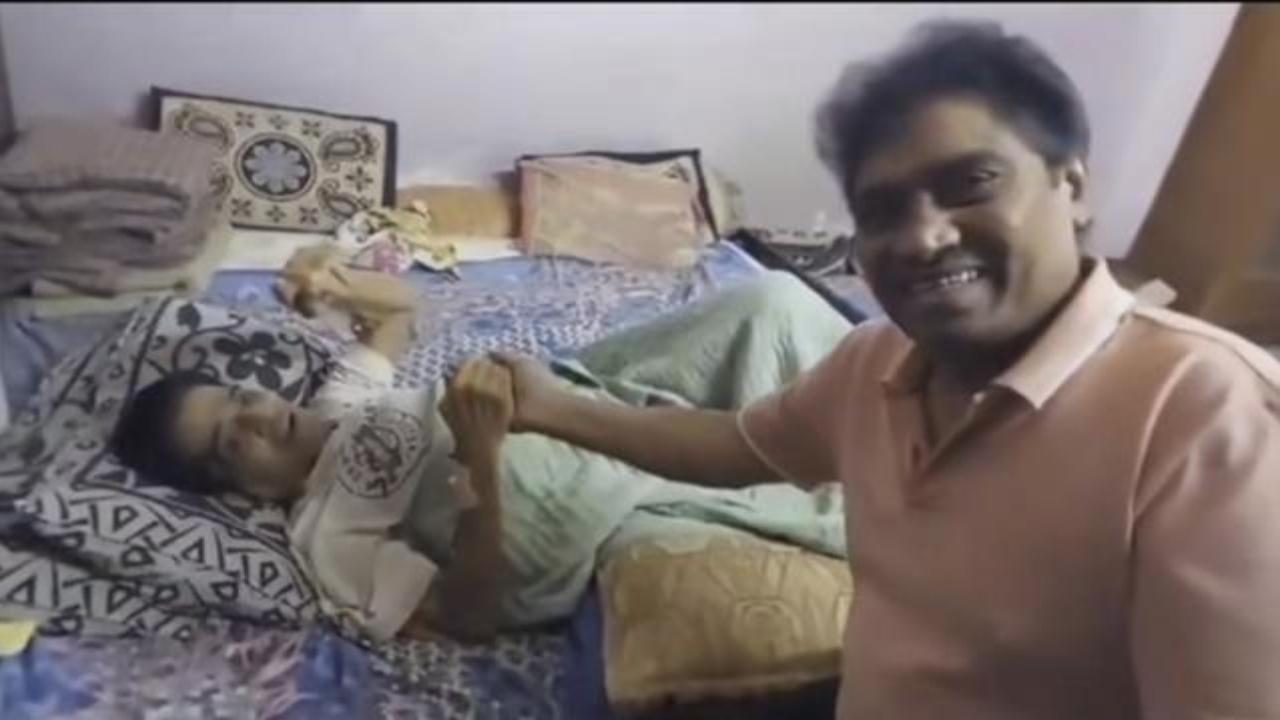 Johny Lever visits Junior Mehmood as the latter battles with stomach cancer