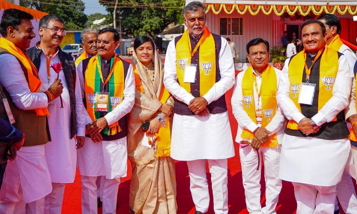 Senior BJP leaders reached Madhya Pradesh to meet ahead of declaring the name of the CM of state. Pics/PTI 