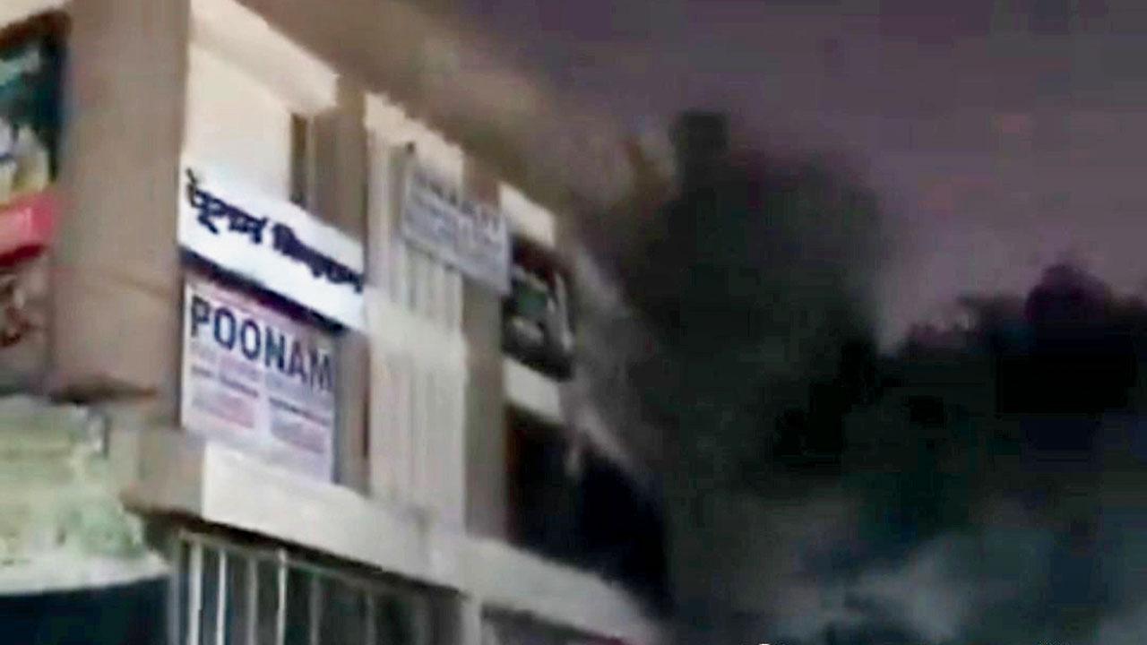 Mumbai: Fire breaks out in mall in Malad West