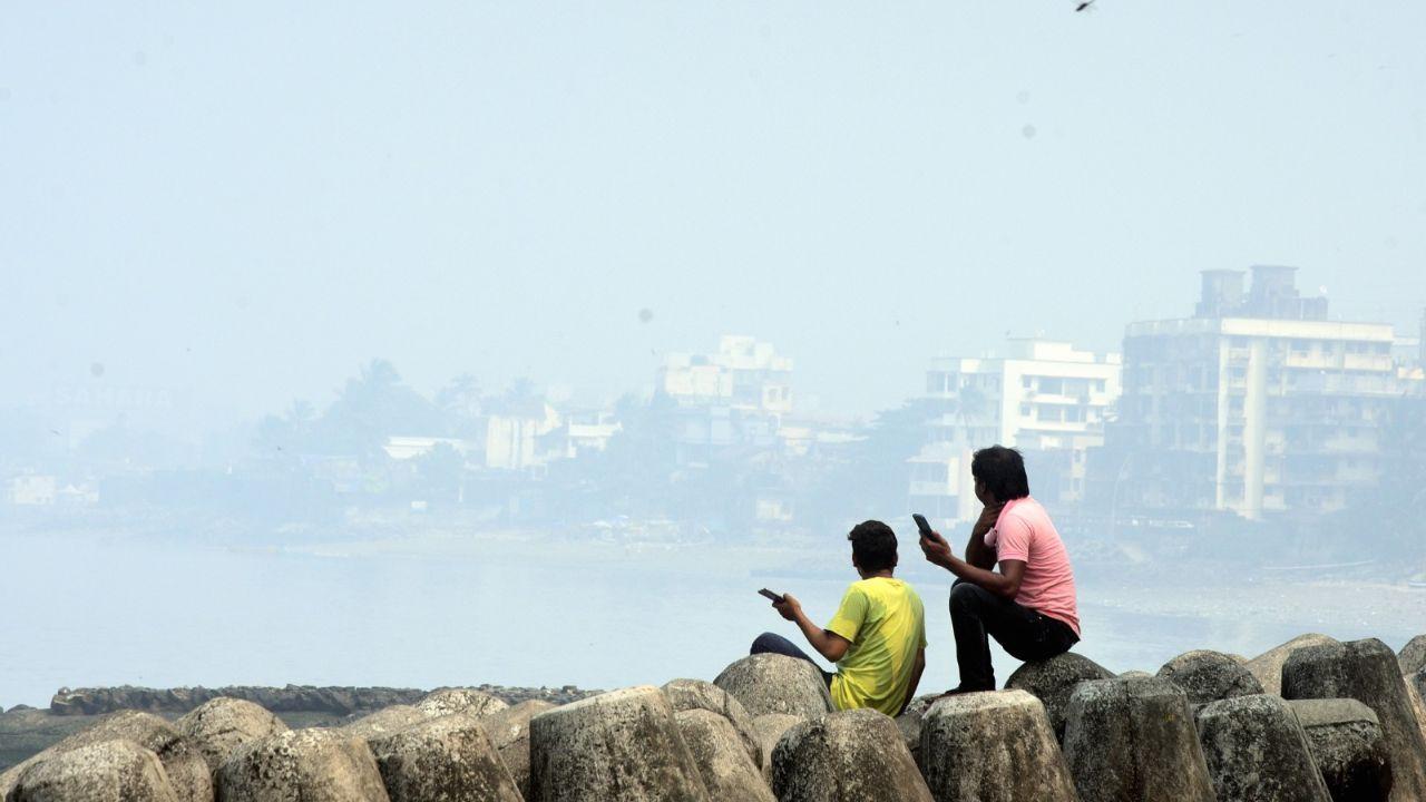 Mumbai News LIVE Updates: City's air quality 'moderate' with AQI 136