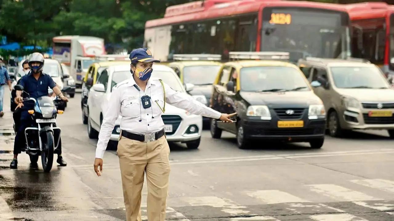 Mumbai: Traffic police make arrangements ahead of Mahaparinirvan Din