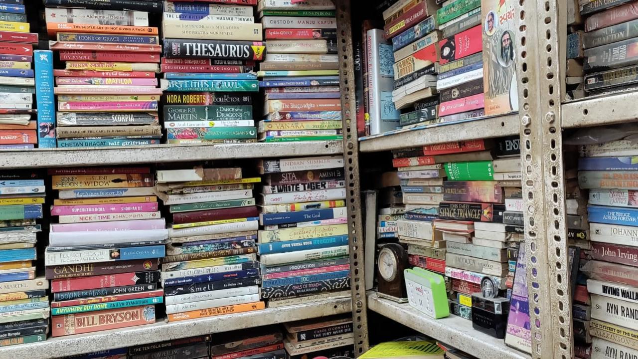They have books in English, Hindi, Marathi and even Gujarati but the English books are the most popular followed by Hindi books. At one point in time, people used to come all the way from Vasai, Virar, Vapi and other places in Gujarat to buy books from them.