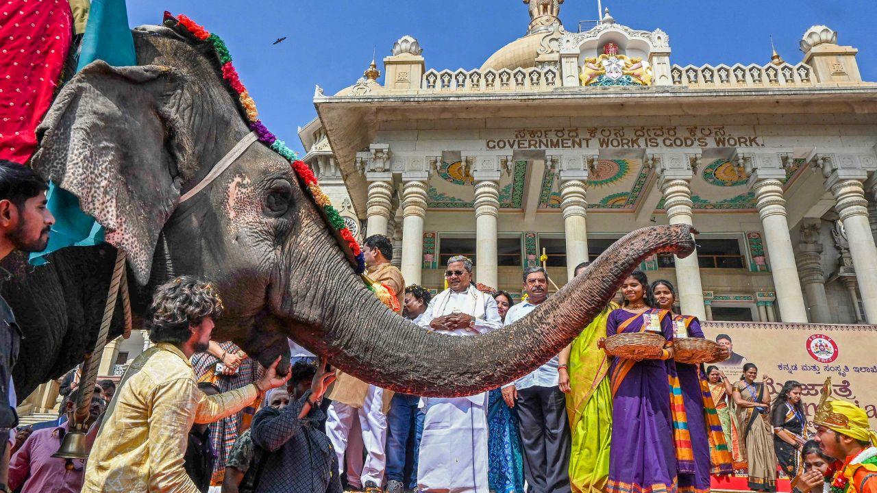 The event commenced with a grand procession, the Bhavya Meravanige, featuring folk dancers, musicians, Rathas, Elephants, floral Pallakkis, and Bullock Carts, marching from Vidhana Soudha to Ravindra Kalakshetra.