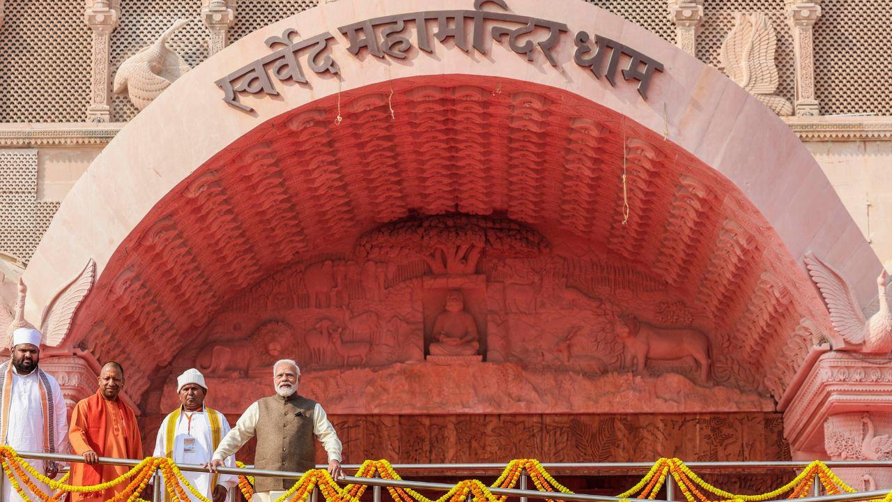 Swarved Mahamandir boasts a striking architectural design, with verses from the Swarveda inscribed on the walls of the seven-floor superstructure, adding a spiritual essence to the environment.