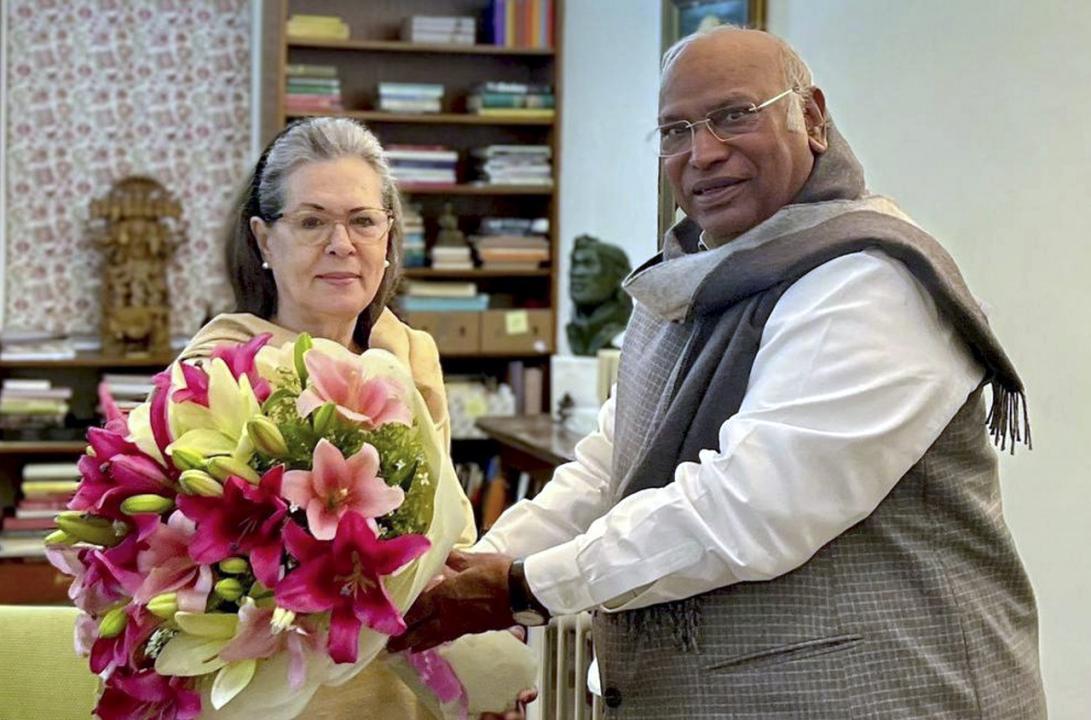 Congress leaders, PM Modi greet Sonia Gandhi on birthday