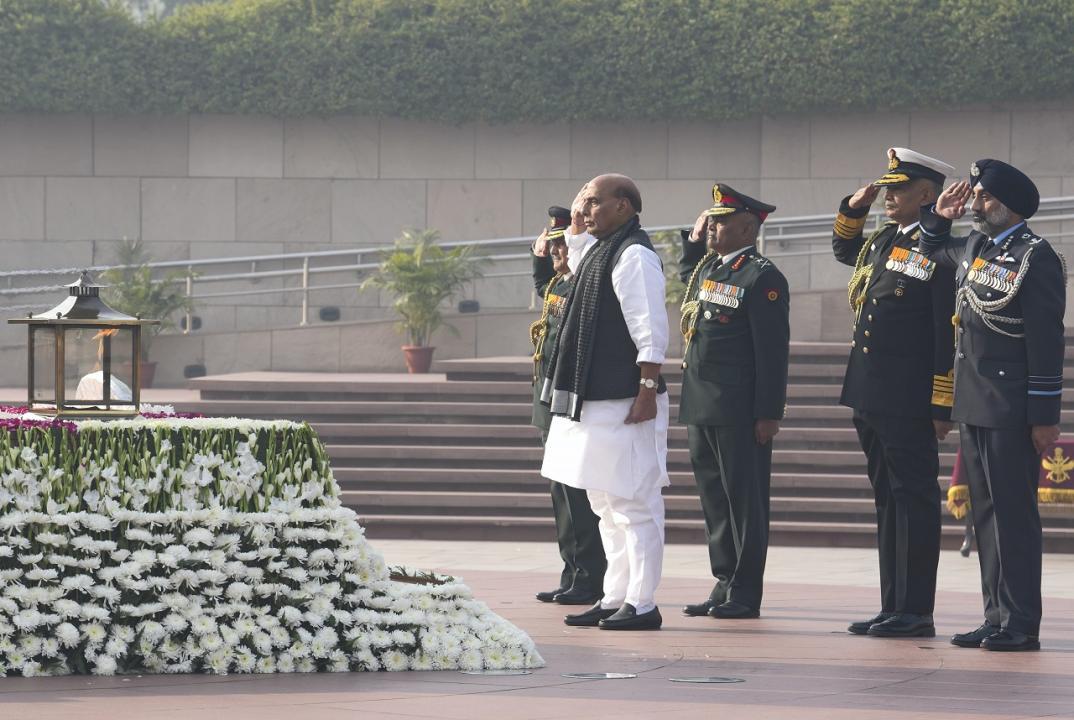 Defence minister, top military brass pay tribute to soldiers on 'Vijay Diwas'