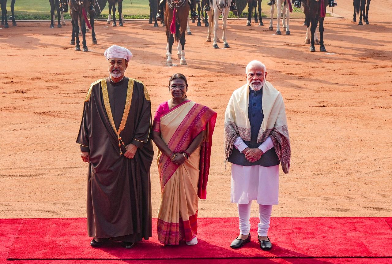 In the morning, Sultan bin Tarik was accorded a ceremonial welcome at the fore-court of the Rashtrapati Bhavan