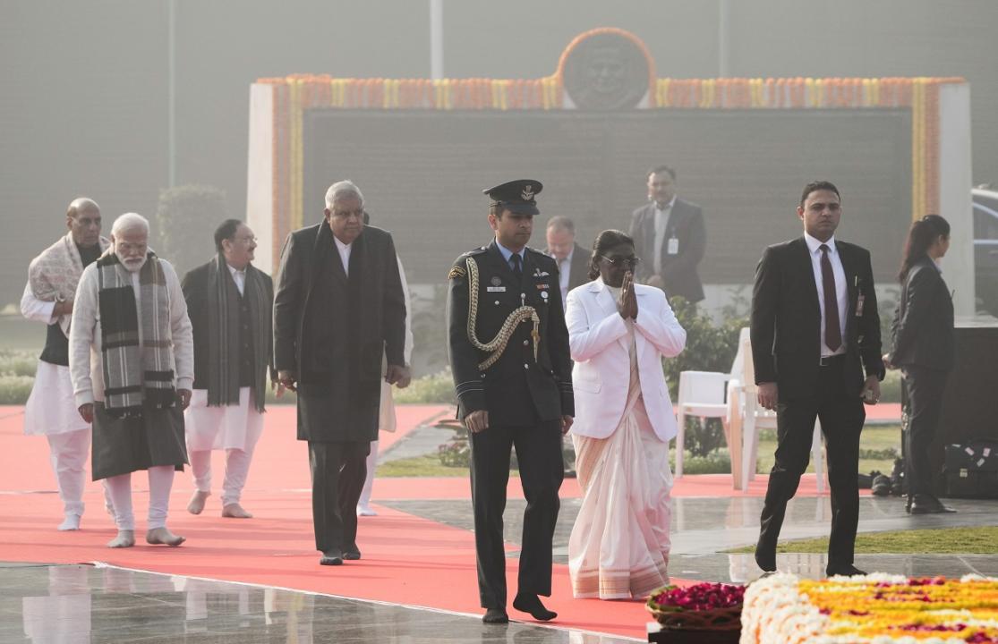 Prez Murmu, PM Modi pay floral tributes to Vajpayee at 'Sadaiv Atal' memorial