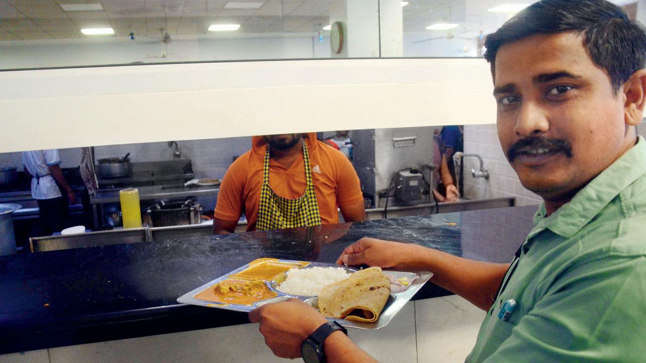 The canteen feeds around 800 police personnel every day, right from breakfast to dinner, with the menu placing equal importance on taste and health. Pics/Sayyed Sameer Abedi