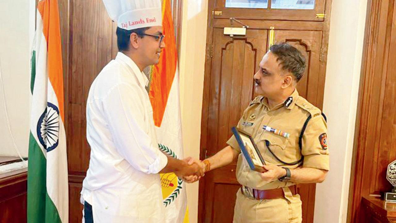 October’s session was the third such session in the last seven years, thanks to the Mumbai Police top brass insisting on top notch quality of food at the canteen. Seen here is Ranade shaking hands with Mumbai Police commissioner Vivek Phansalkar