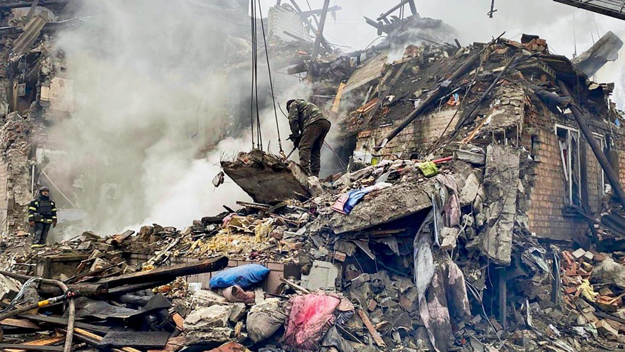 Russian strikes in eastern Ukraine bury families under rubble