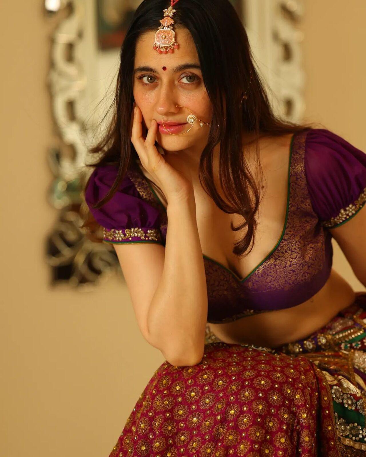 She kept her makeup minimal and then added a stunning, intricate maangtika and nath to complete her look. The actress finished her look by adding a pretty bindi on her forehead