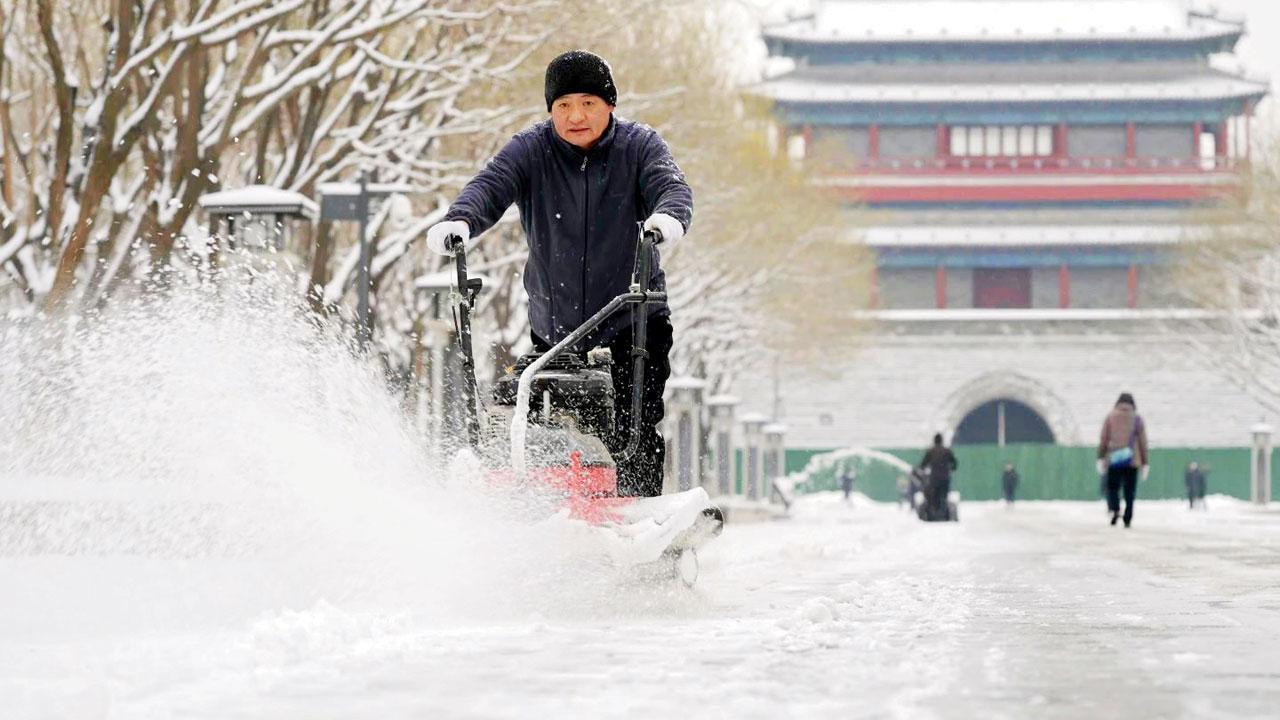 Snow shuts down north China for second time this week