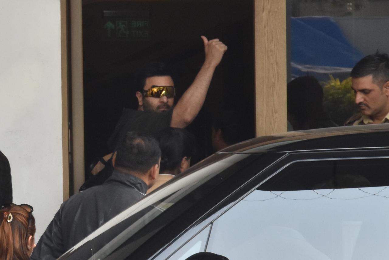 Ranbir Kapoor posed for the paparazzi at the airport