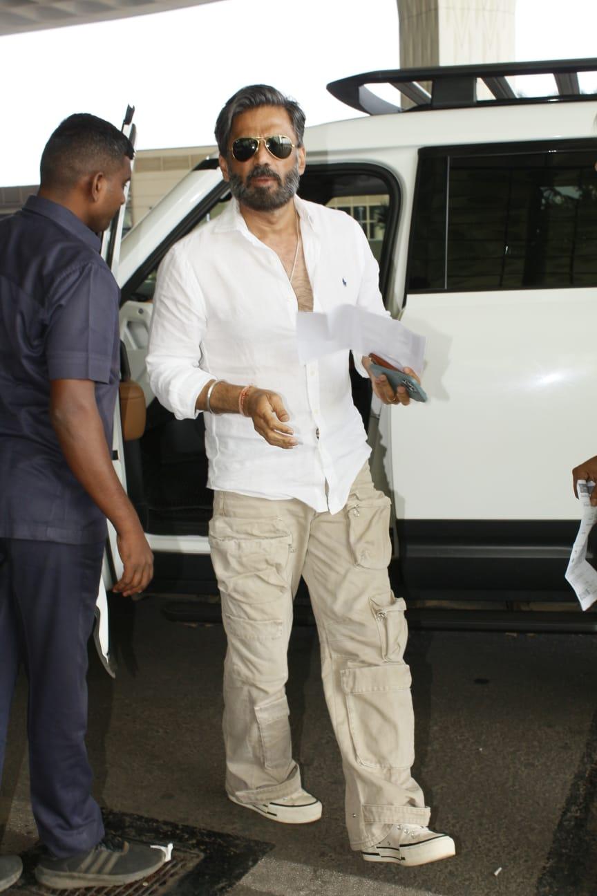 Suniel Shetty was snapped at the airport departure