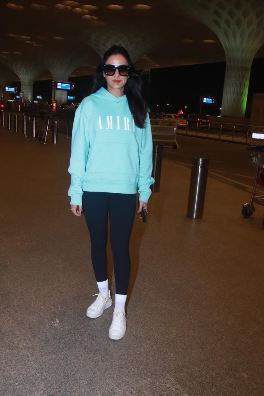 Jasmine Bhasin was clicked at the airport wearing a stunning blue hoodie and black jeans