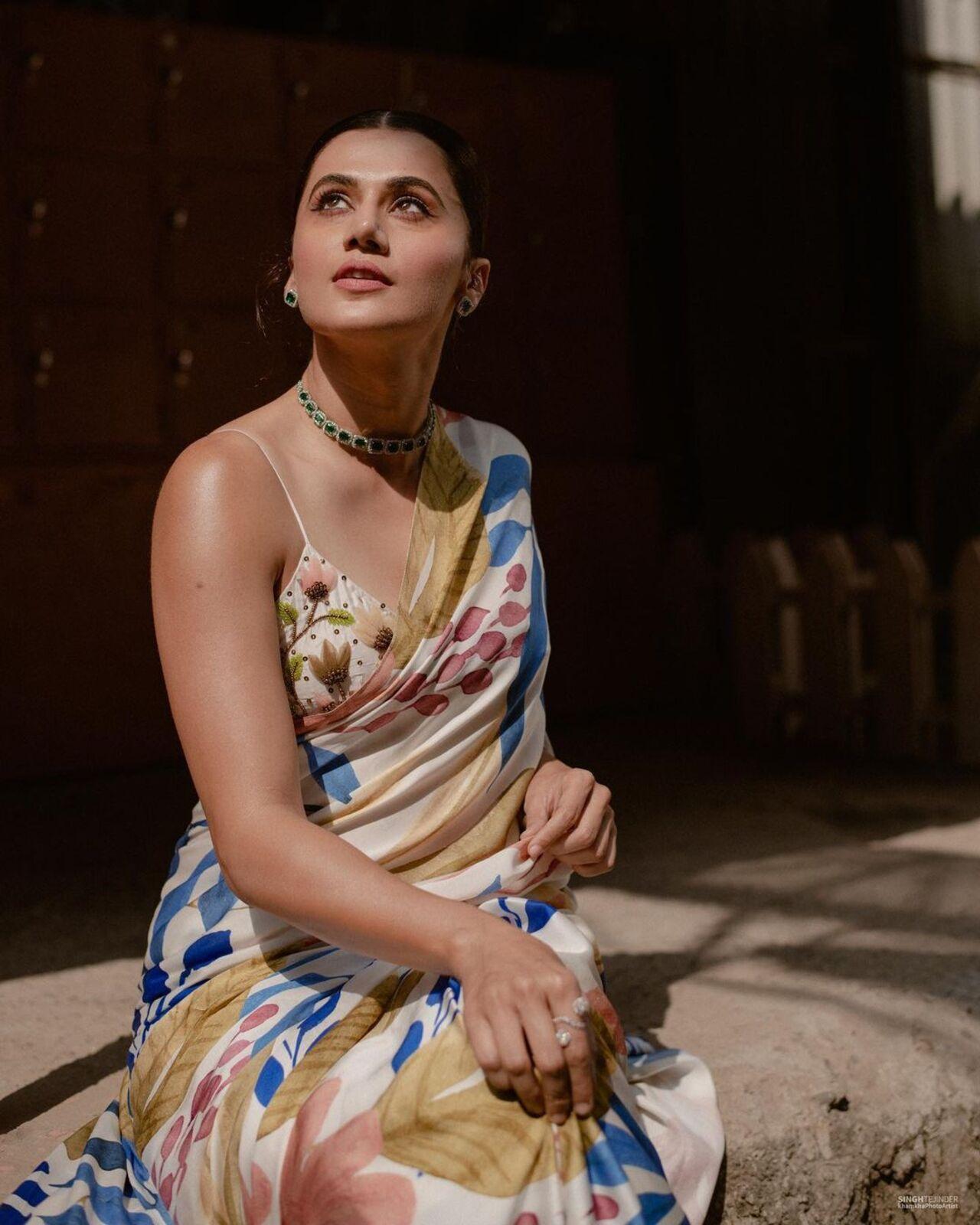 Taapsee ditched heavy jewelry and, while maintaining the simplicity of the saree, she added a simple necklace with matching studs