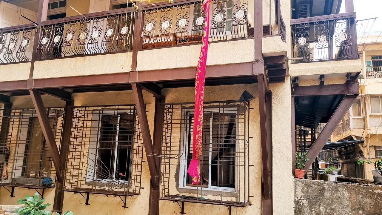 The saree used by people to escape from the first floor