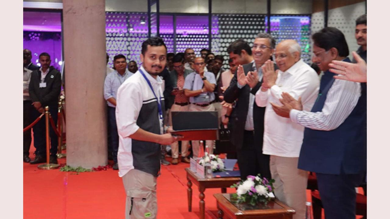 Vallabh Consultancy Private Limited Secures Coworking Space in I-Hub Incubation Center, Honored by Chief Minister of Gujarat 