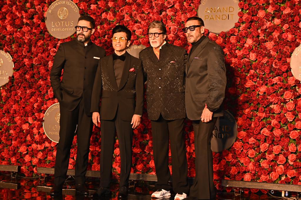 Amitabh Bachchan, Abhishek Bachchan,  Jackie Shroff, and Anand Pandit all posed for pictures together