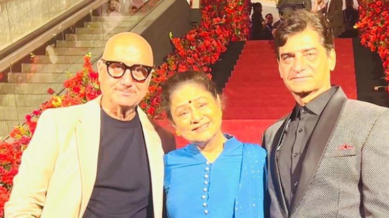 'Beta' reunion: Anupam Kher poses with Aruna Irani, Indra Kumar