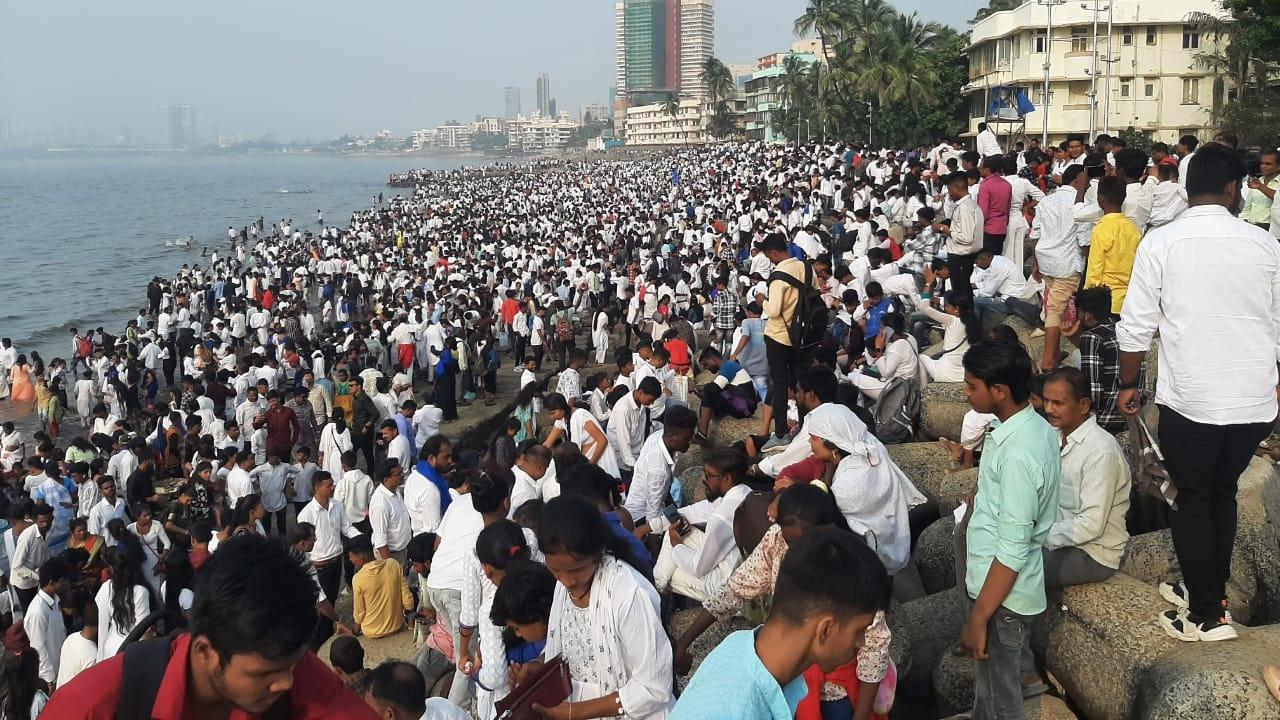 Looking at the huge gathering in Dadar, the Mumbai Traffic Police had issued a traffic advisory for the citizens. It said, a large number of followers of Dr. Babasaheb Ambedkar will be visiting Chaityabhoomi in Dadar from 4th December 2023 to 7th Dec