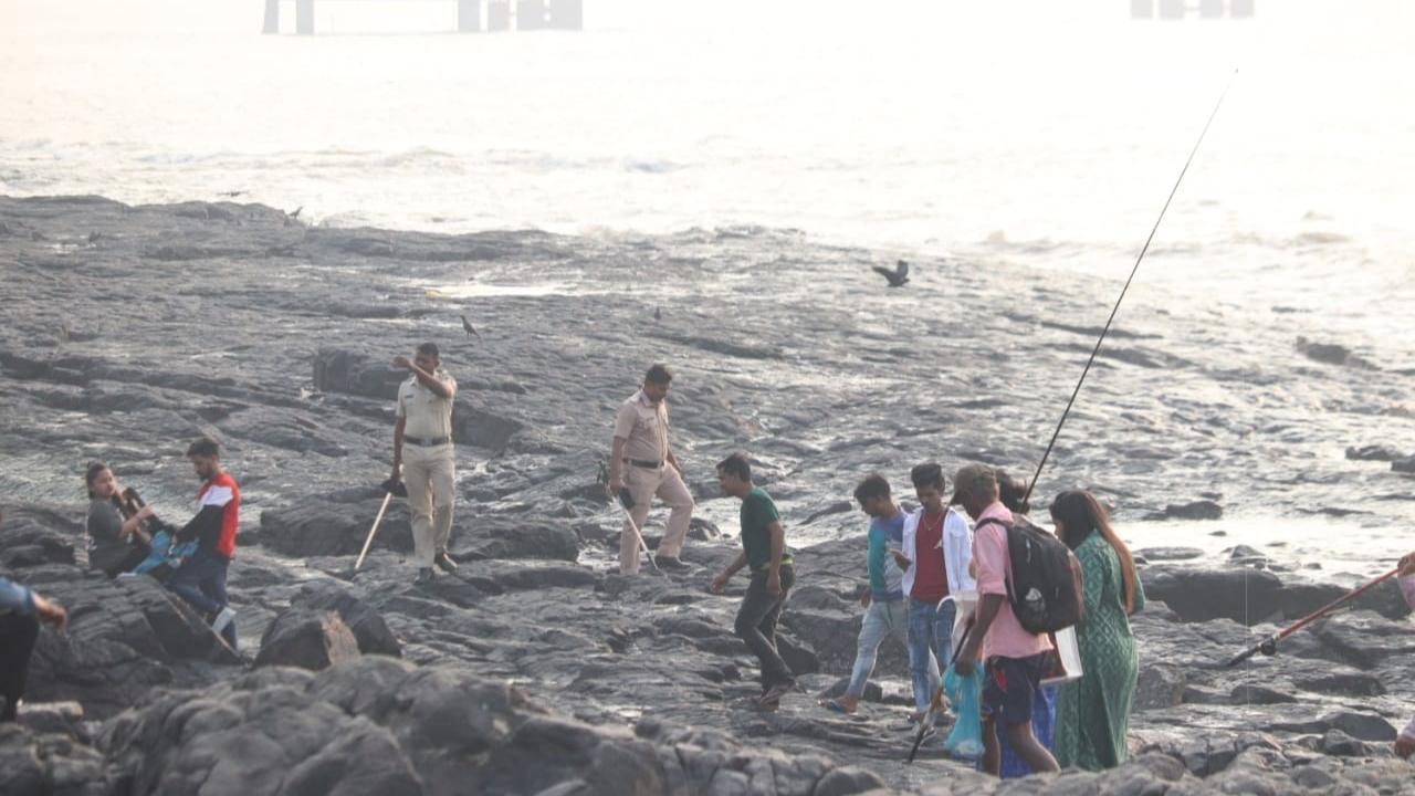 Mumbai Police officials were on Sunday spotted dispersing the crowds from seashores at Bandstand. Pics/Anurag Ahire