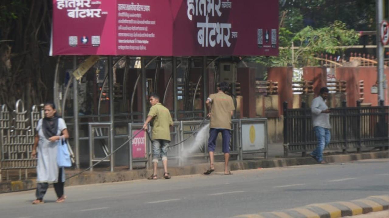 The BMC workers were seen sprinkling water near Shivaji Park in Mumbai. Pics/Sayyed Sameer Abedi