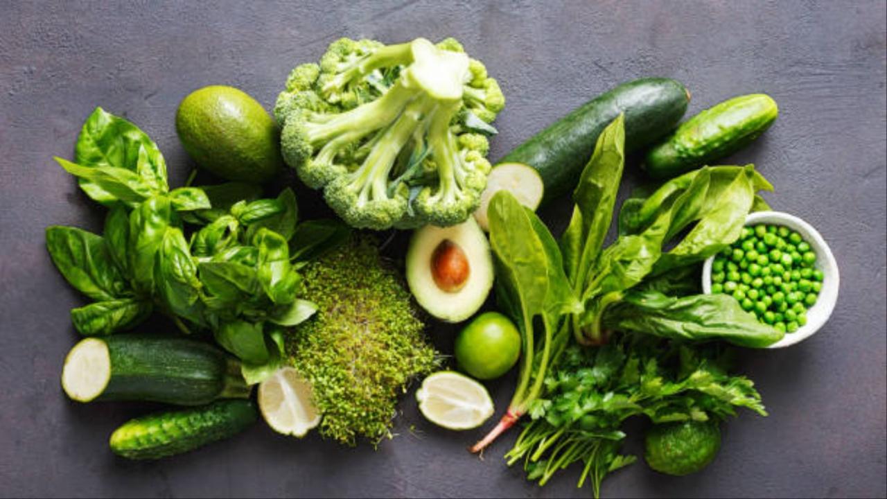 Eat your greens:Include an organic bed of greens like lettuce, bell peppers, broccoli, tomatoes and other leafy greens in your salad to get that extra dose of fibre, vitamins and minerals. This will lower your risk of skin-threatening conditions. 