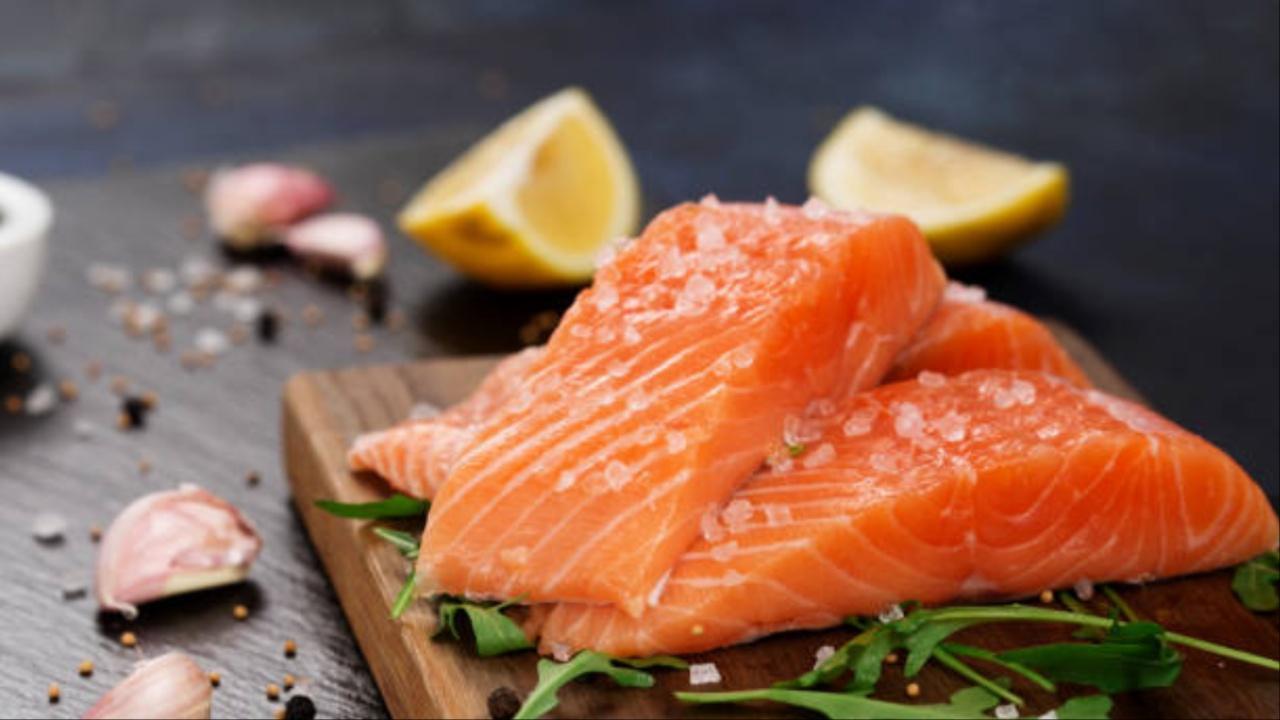 Eat Fish:Eat salmon, sardines or tuna at least once or twice a week. Fish contains selenium that keeps the skin looking youthful, diminishes the appearance of fine lines and wrinkles and maintains the elasticity of the skin. 