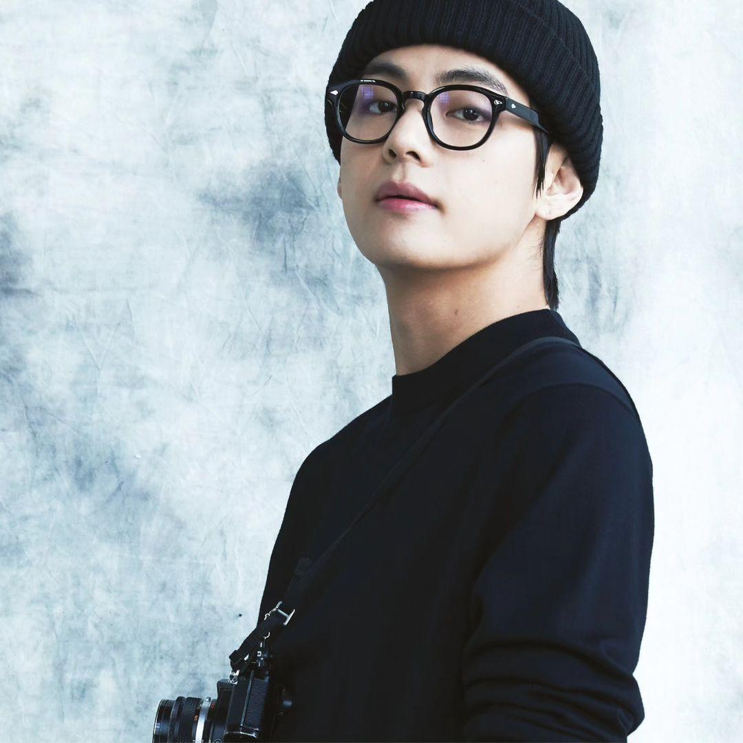 BTS member Kim Taehyung aka V looks like a quintessential fashionista in this cap-and-glasses look