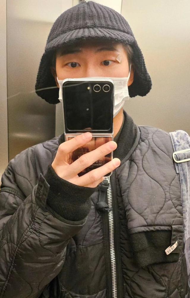 The BTS pop star always knows how to ace mirror selfies