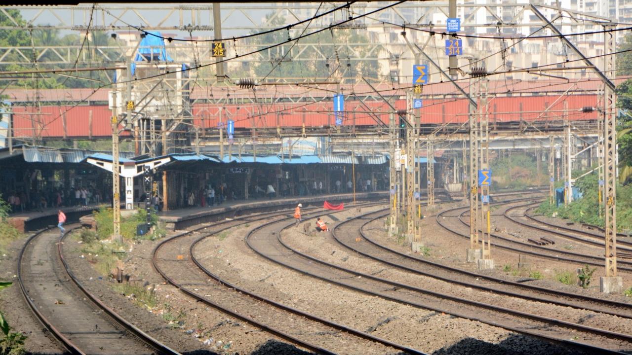 For decongestion, there is a plan to widen existing platforms with the work on Dadar platform no. 8 completed and a dual discharge platform planned for platform no. 10/11