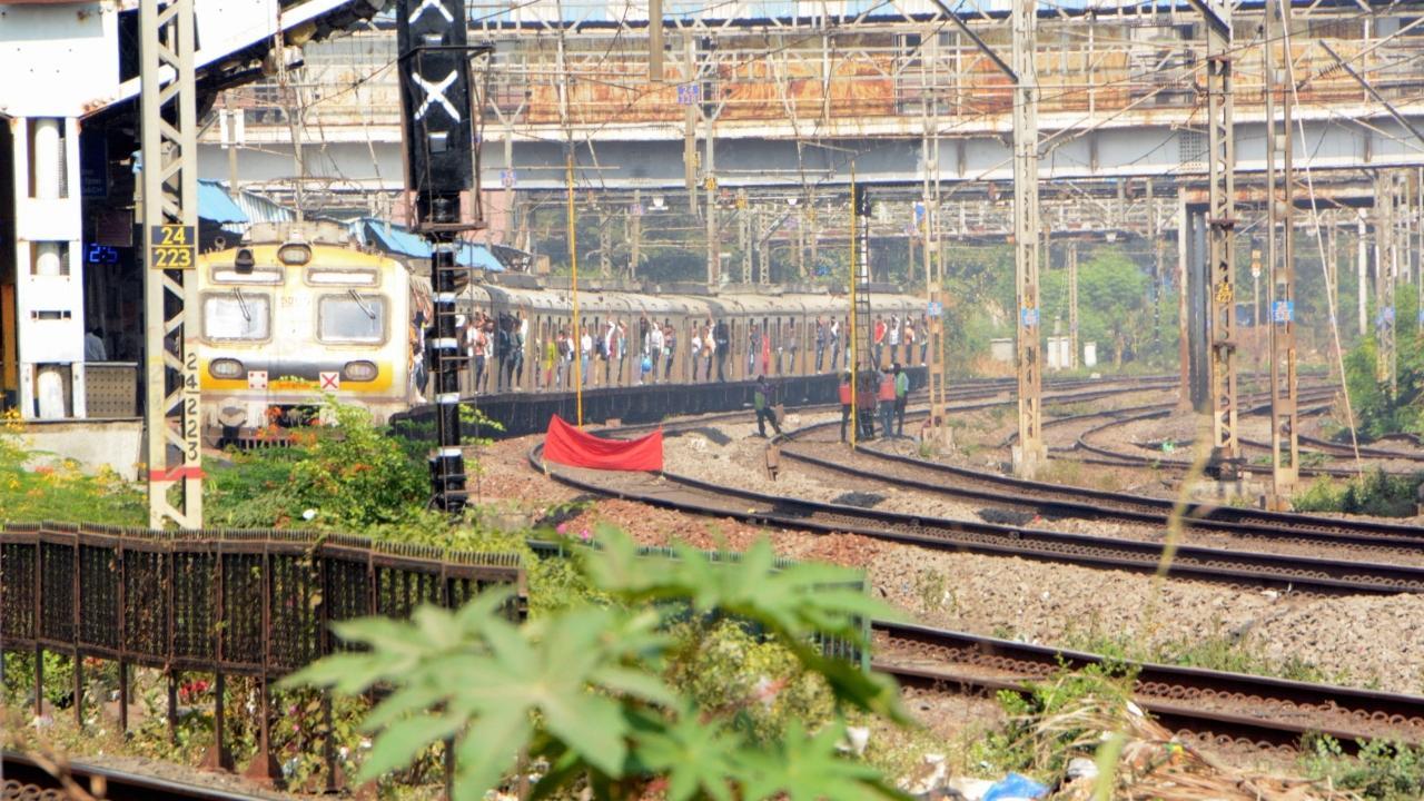 Gangmen along with contract labourers were seen working on railway tracks on Sunday. Pics/Satej Shinde
