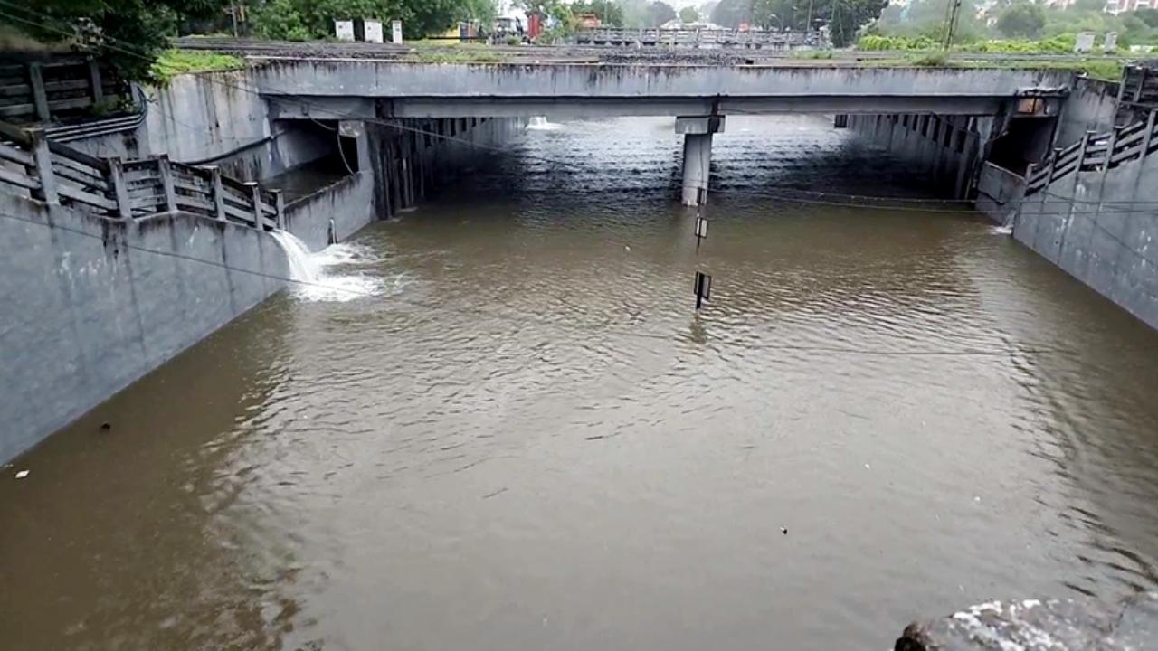 Subways have been closed due to the severe waterlogging in Chennai. Also, traffic has been closed from Manjambakkam to Vadaperumbakkam Road due to the release of water from Puzhal Lake, said the police