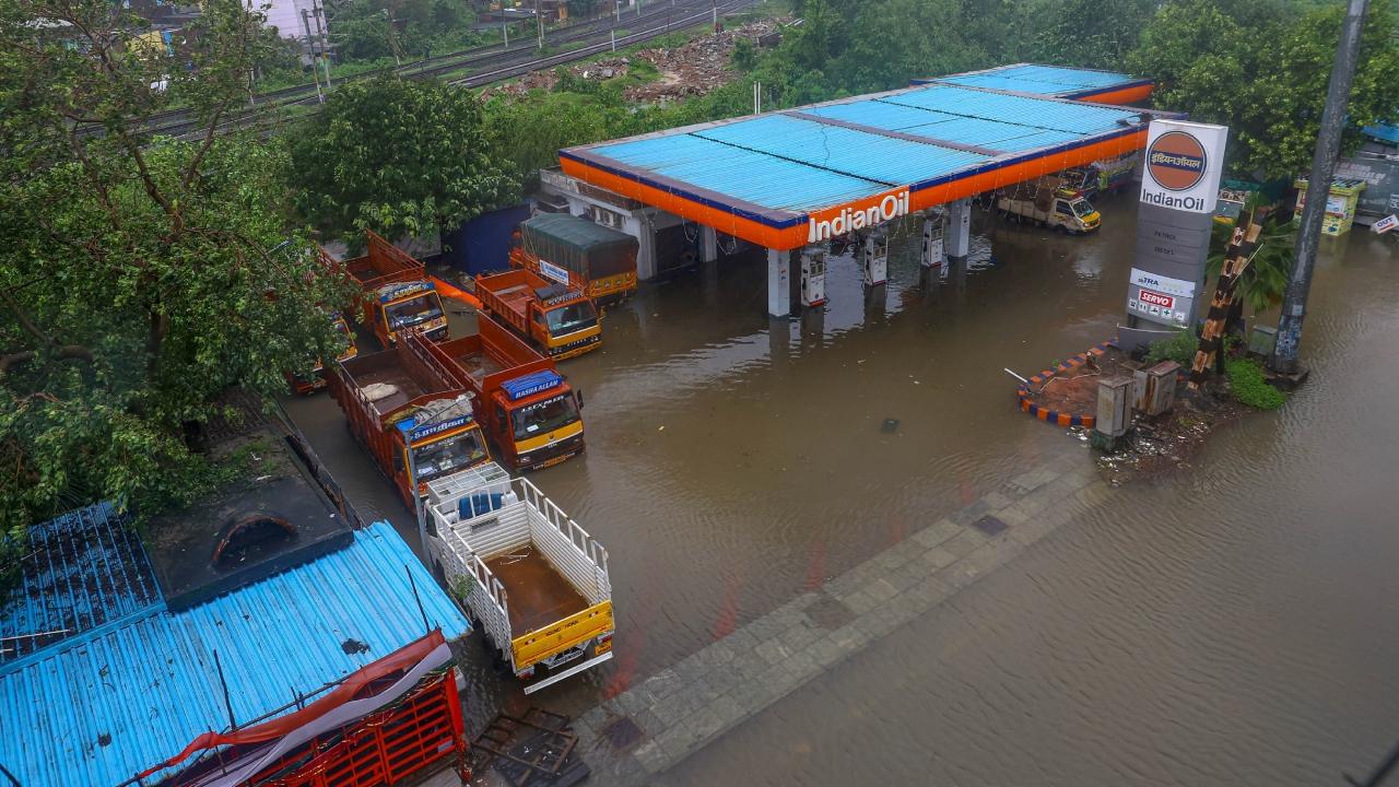 All schools, colleges, educational institutions, and government offices, including the offices of public undertakings and corporations, boards, banks, and financial institutions in the four districts of Chennai, Tiruvallur, Kancheepuram and Chengalpattu, will be closed due to the harsh weather conditions in the state