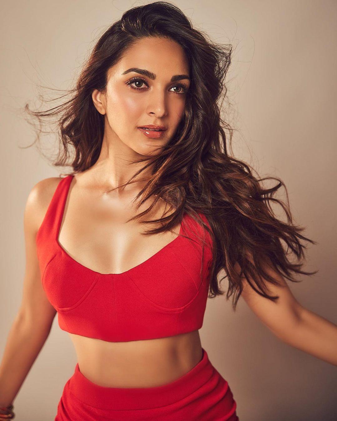 Kiara Advani decided to leave her hair open, as she usually does. Her flowing waves were styled in a way that beautifully framed her face, giving her a princess-like appearance.