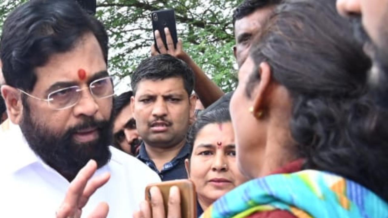 Chief Minister Eknath Shinde and Deputy Chief Minister Devendra Fadnavis visited Isapur Tarsa and Nimkheda Tarsa villages in Mouda taluka of Nagpur district and inspected the damage caused by unseasonal rain