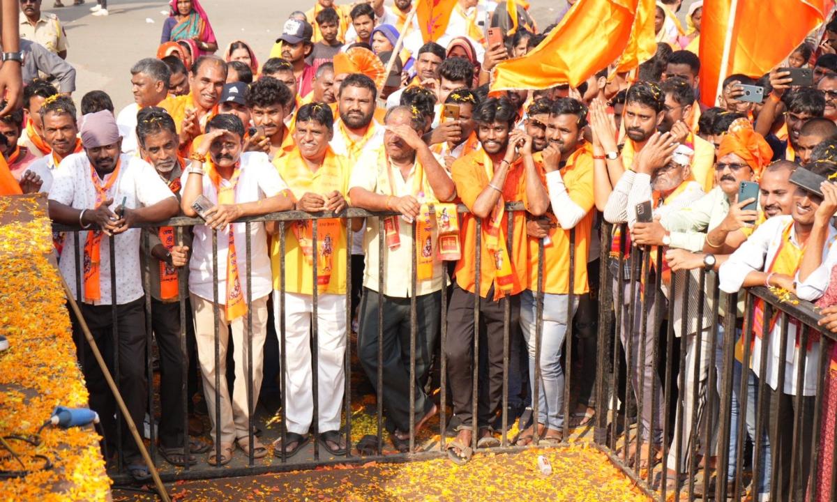 The 300 devotees of Lord Ram began their journey from Mira Bhayander to Ayodhya. The 'padayatra' was organised on the initiative of MLA Pratap Sarnaik, an official statement said