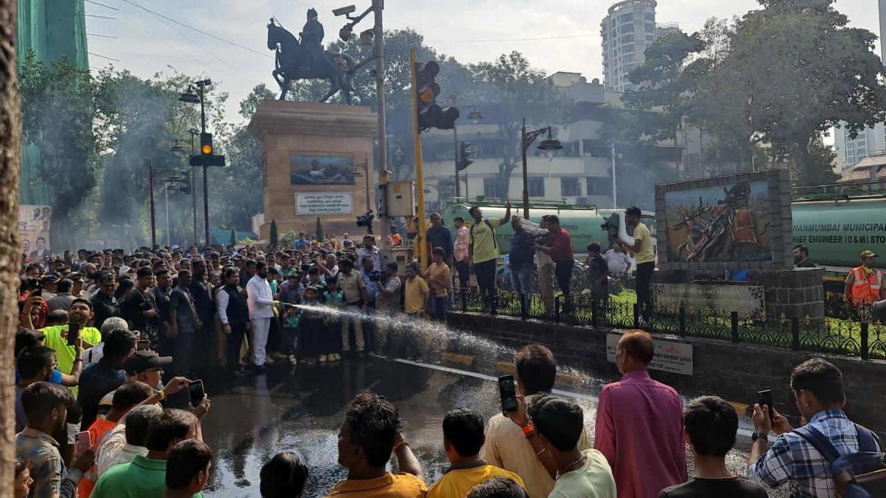 To enhance the effectiveness of the campaign, the Chief Minister announced the decision to hire one thousand tankers, facilitating regular cleaning and ensuring visible results in the future
